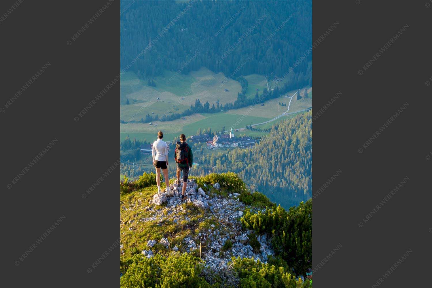 Blick vom Zirbenkopf zum Schloss Elmau - Das Schloss im Blick 2:3  -- Schloss Elmau - mehr Infos bei www.Kriner-Weiermann.de