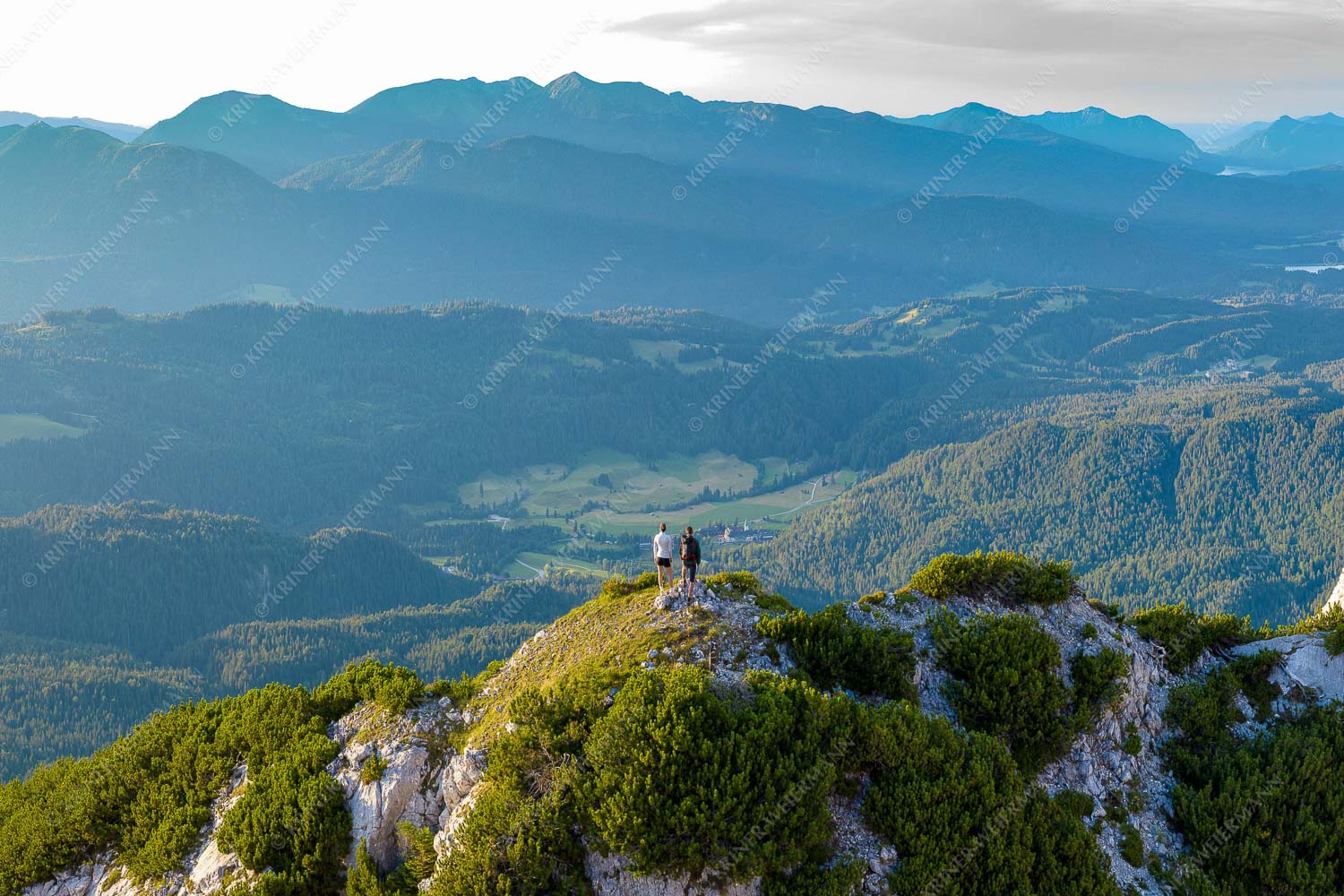 Blick vom Zirbenkopf zum Schloss Elmau - Das Schloss im Blick 3:2  -- Schloss Elmau - mehr Infos bei www.Kriner-Weiermann.de