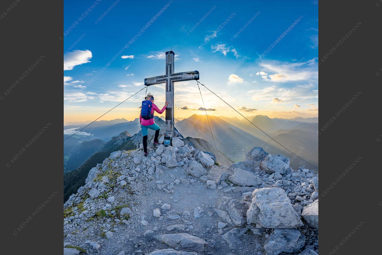 Blick von der Arnplattenspitze in den Sonnenaufgang im Karwendelgebirge - Dem Himmel so nah 1:1  -- Arnplattenspitze - mehr Infos bei www.Kriner-Weiermann.de