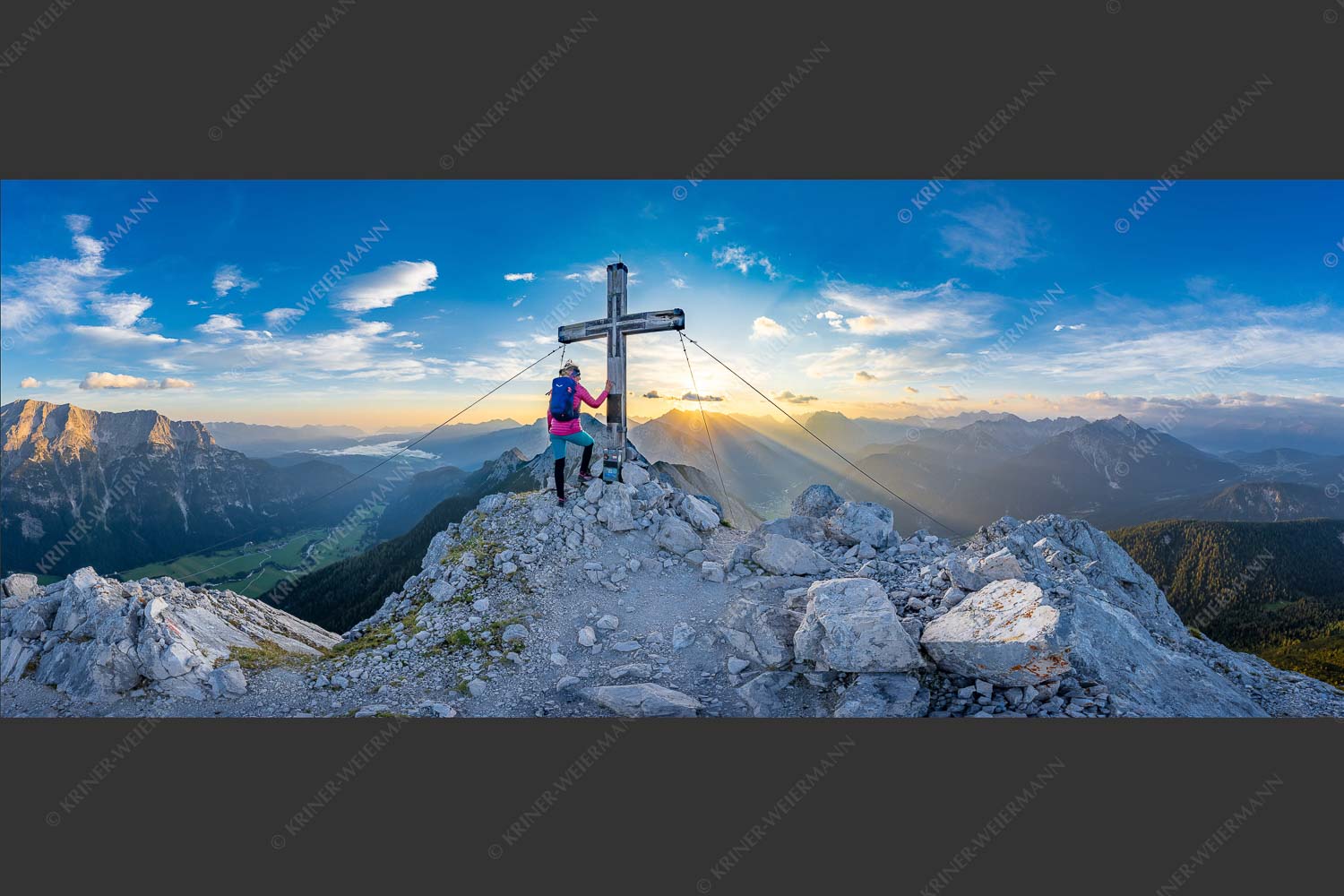 Blick von der Arnplattenspitze in den Sonnenaufgang im Karwendelgebirge - Dem Himmel so nah 2,5:1  -- Arnplattenspitze - mehr Infos bei www.Kriner-Weiermann.de