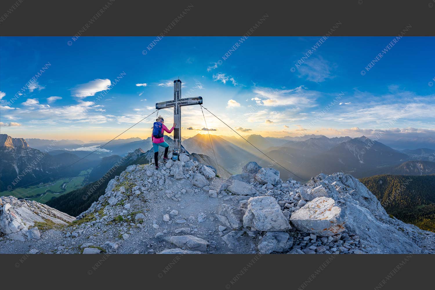 Blick von der Arnplattenspitze in den Sonnenaufgang im Karwendelgebirge - Dem Himmel so nah 2:1  -- Arnplattenspitze - mehr Infos bei www.Kriner-Weiermann.de