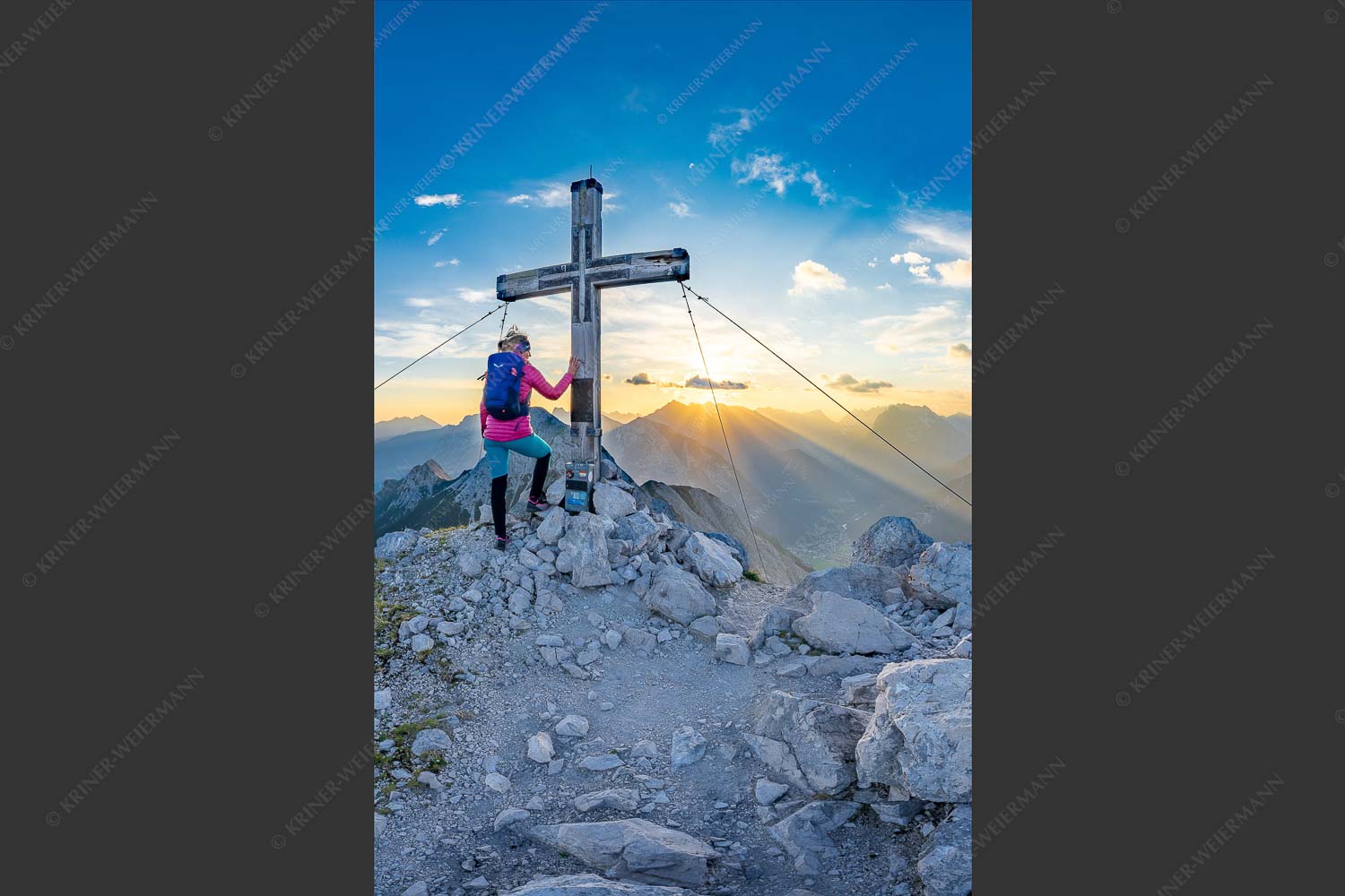 Blick von der Arnplattenspitze in den Sonnenaufgang im Karwendelgebirge - Dem Himmel so nah 2:3  -- Arnplattenspitze - mehr Infos bei www.Kriner-Weiermann.de