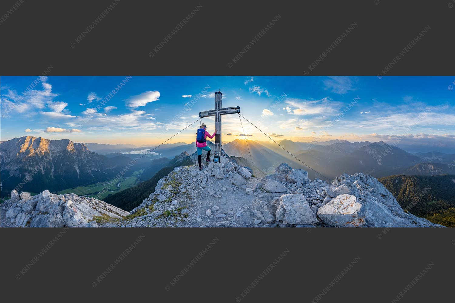 Blick von der Arnplattenspitze in den Sonnenaufgang im Karwendelgebirge - Dem Himmel so nah 3:1  -- Arnplattenspitze - mehr Infos bei www.Kriner-Weiermann.de