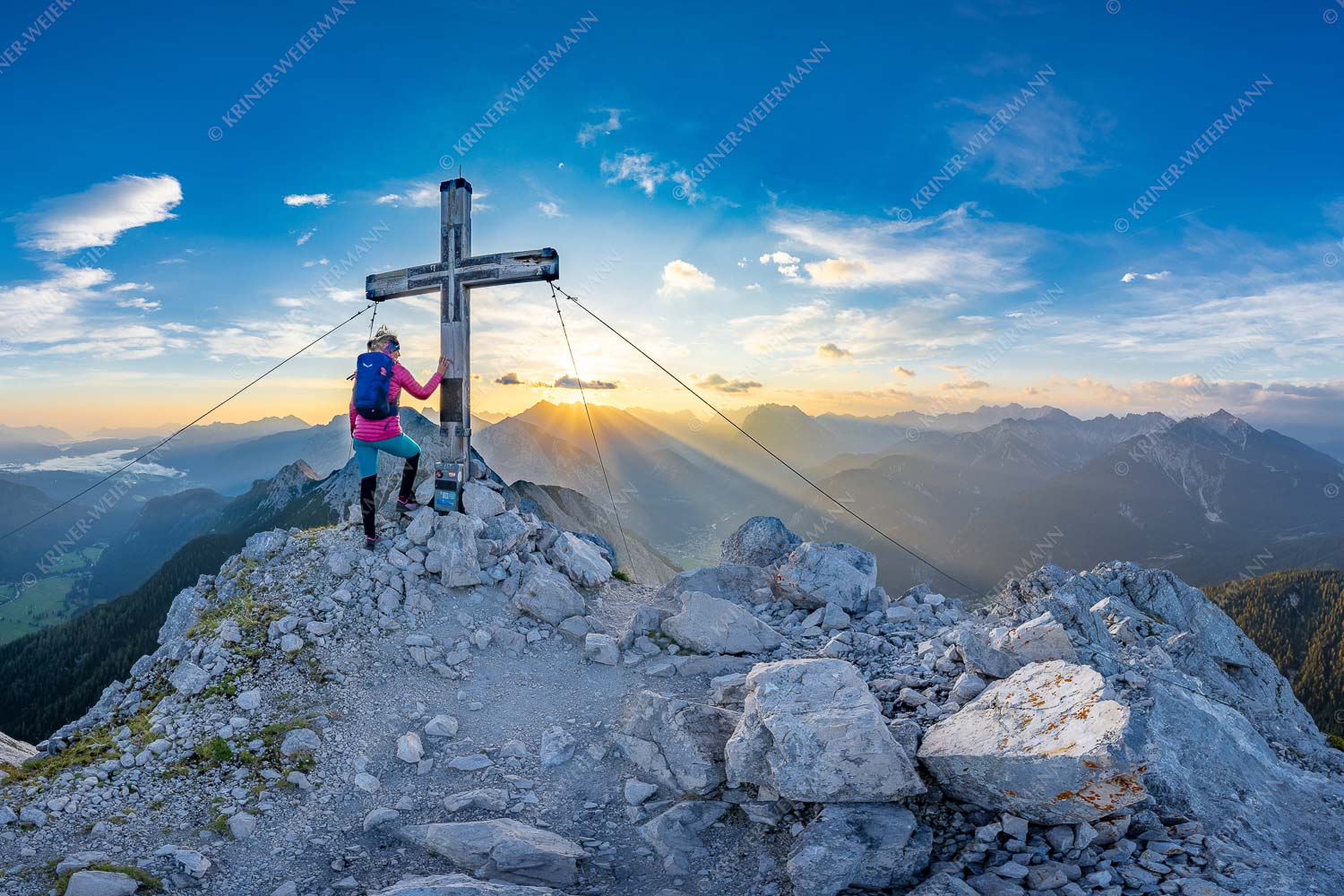 Blick von der Arnplattenspitze in den Sonnenaufgang im Karwendelgebirge - Dem Himmel so nah 3:2  -- Arnplattenspitze - mehr Infos bei www.Kriner-Weiermann.de