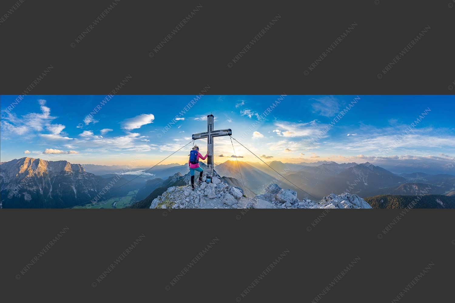 Blick von der Arnplattenspitze in den Sonnenaufgang im Karwendelgebirge - Dem Himmel so nah 4:1  -- Arnplattenspitze - mehr Infos bei www.Kriner-Weiermann.de