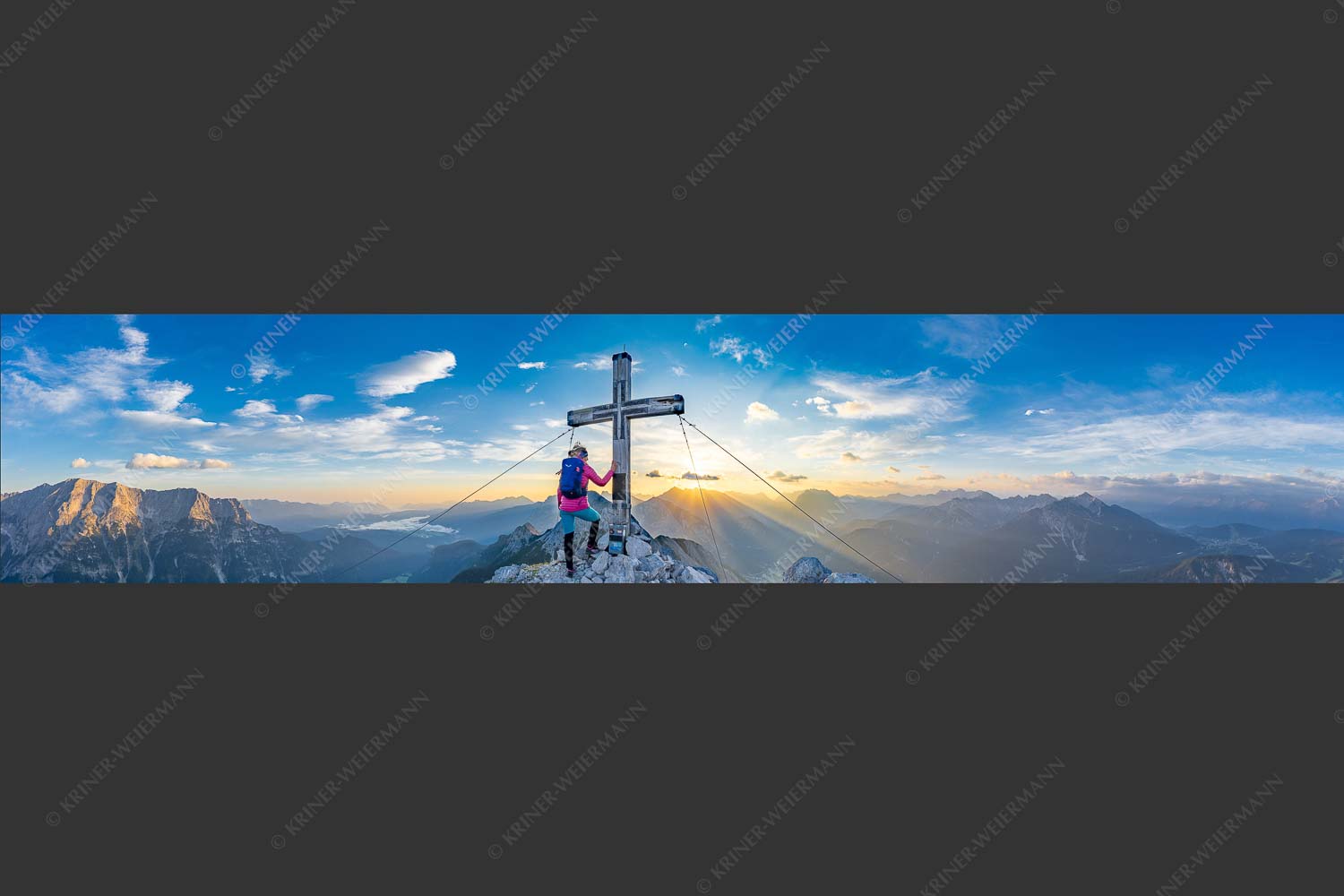 Blick von der Arnplattenspitze in den Sonnenaufgang im Karwendelgebirge - Dem Himmel so nah 5:1  -- Arnplattenspitze - mehr Infos bei www.Kriner-Weiermann.de