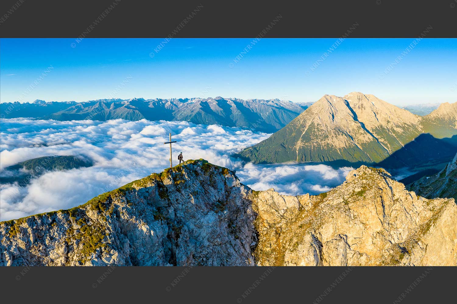 Blick von der Gehrenspitze über Nebelmeer zur Hohen Munde - Den Nächsten schon im Blick 2:1  -- Gehrenspitze und Hohe Munde - mehr Infos bei www.Kriner-Weiermann.de