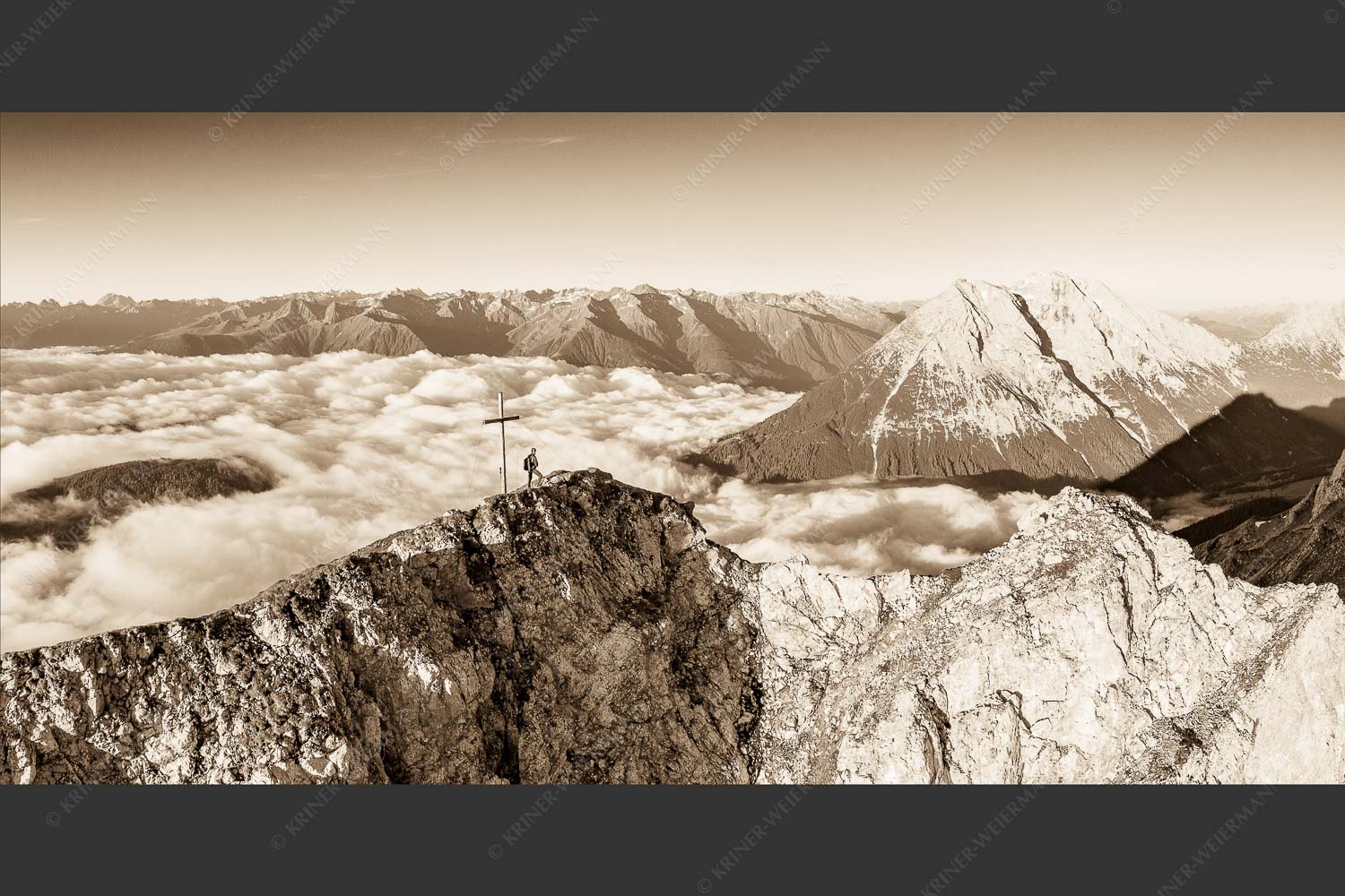 Blick von der Gehrenspitze über Nebelmeer zur Hohen Munde - Den Nächsten schon im Blick 2:1 sepia -- Gehrenspitze und Hohe Munde - mehr Infos bei www.Kriner-Weiermann.de