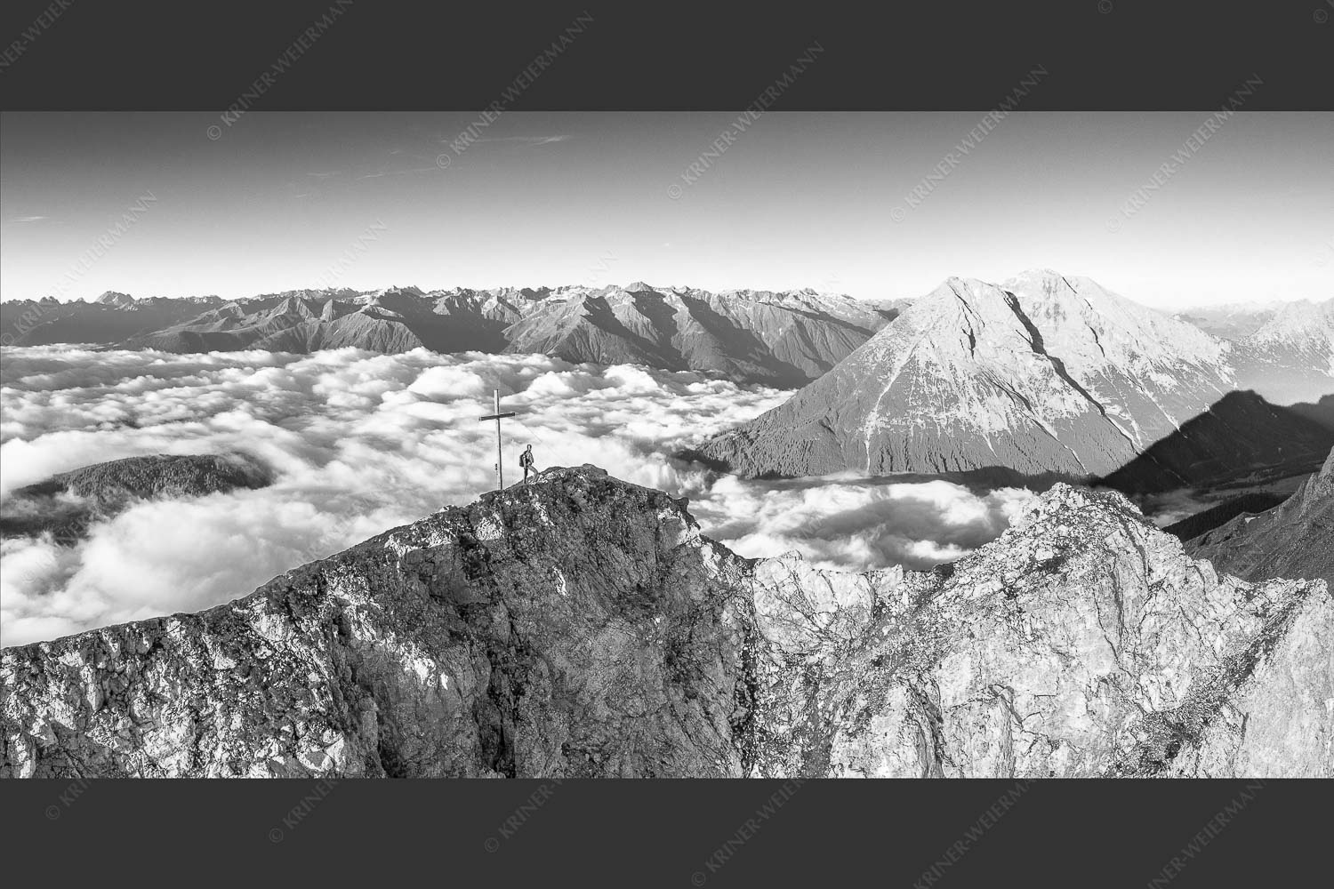 Blick von der Gehrenspitze über Nebelmeer zur Hohen Munde - Den Nächsten schon im Blick 2:1 sw -- Gehrenspitze und Hohe Munde - mehr Infos bei www.Kriner-Weiermann.de