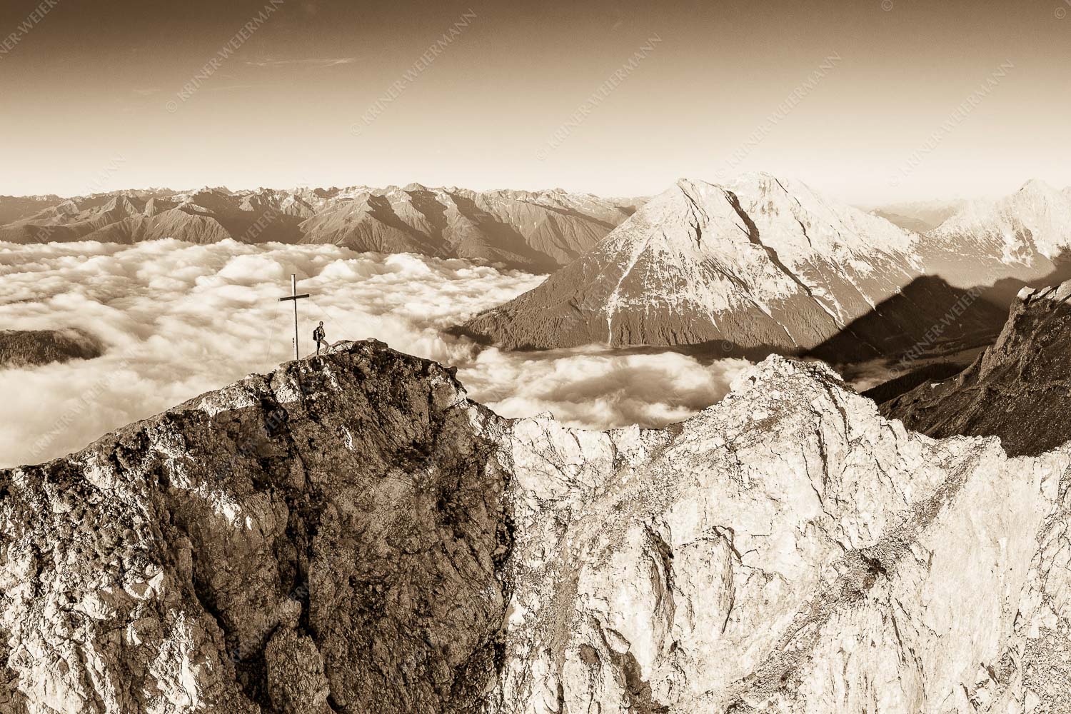 Blick von der Gehrenspitze über Nebelmeer zur Hohen Munde - Den Nächsten schon im Blick 3:2 sepia -- Gehrenspitze und Hohe Munde - mehr Infos bei www.Kriner-Weiermann.de