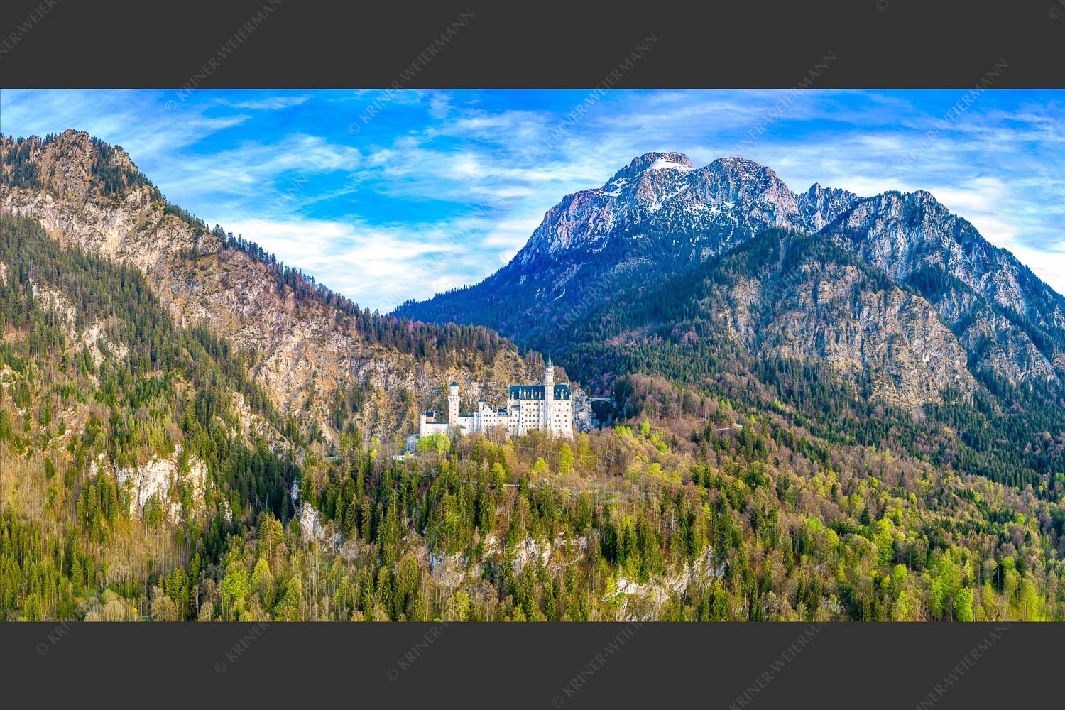Schloss Neuschwanstein mit Säuling im Hintergrund - Der Herbst am Schloss 2:1  -- Schloss Neuschwanstein - mehr Infos bei www.Kriner-Weiermann.de