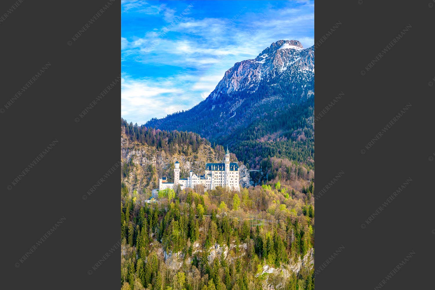Schloss Neuschwanstein mit Säuling im Hintergrund - Der Herbst am Schloss 2:3  -- Schloss Neuschwanstein - mehr Infos bei www.Kriner-Weiermann.de