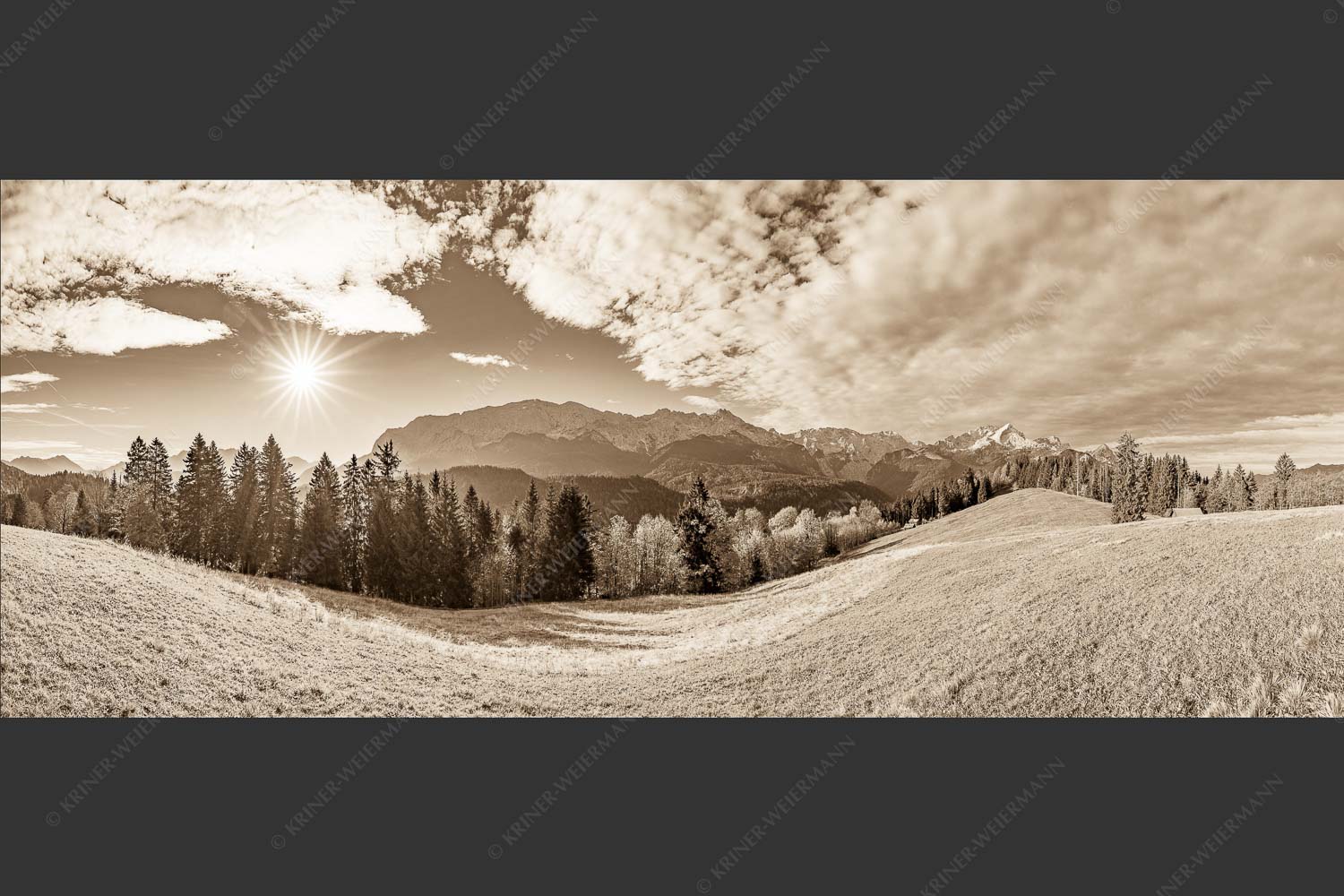 Blick über Eckbauer zum Wettersteingebirge - Eckbauer Wetterstein 2,5:1 sepia -- Alpspitze - mehr Infos bei www.Kriner-Weiermann.de