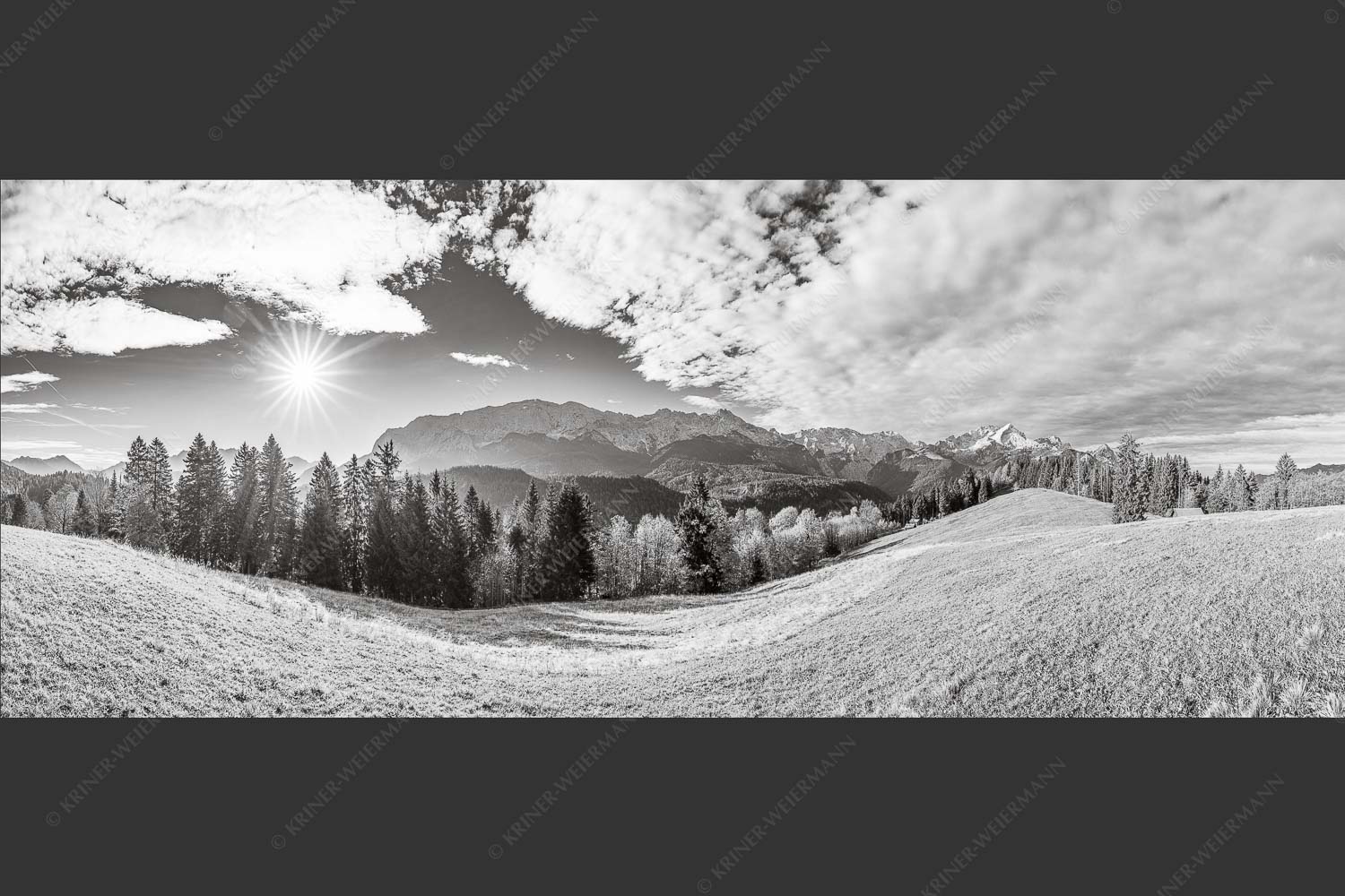Blick über Eckbauer zum Wettersteingebirge - Eckbauer Wetterstein 2,5:1 sw -- Alpspitze - mehr Infos bei www.Kriner-Weiermann.de