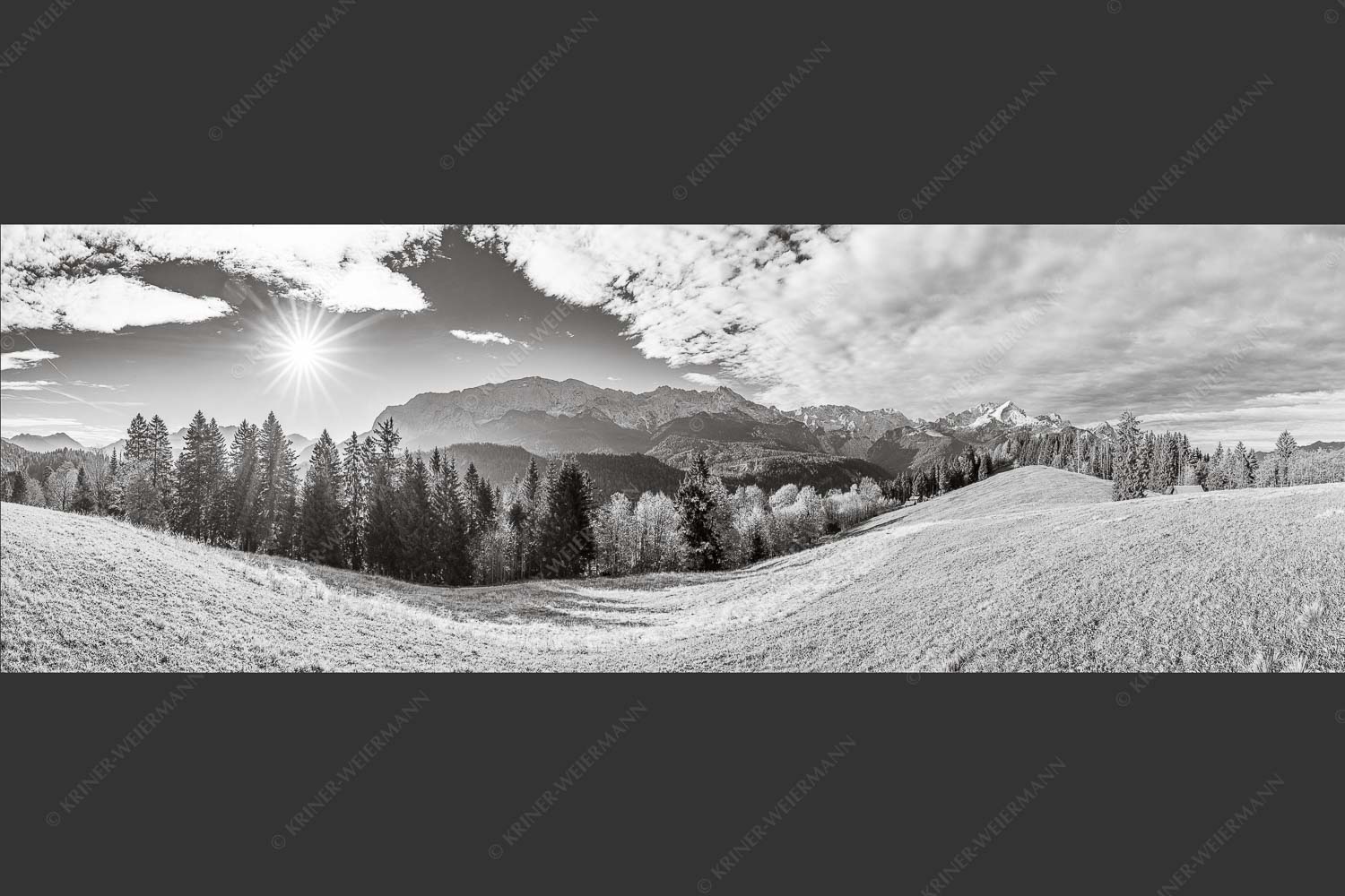 Blick über Eckbauer zum Wettersteingebirge - Eckbauer Wetterstein 3:1 sw -- Alpspitze - mehr Infos bei www.Kriner-Weiermann.de