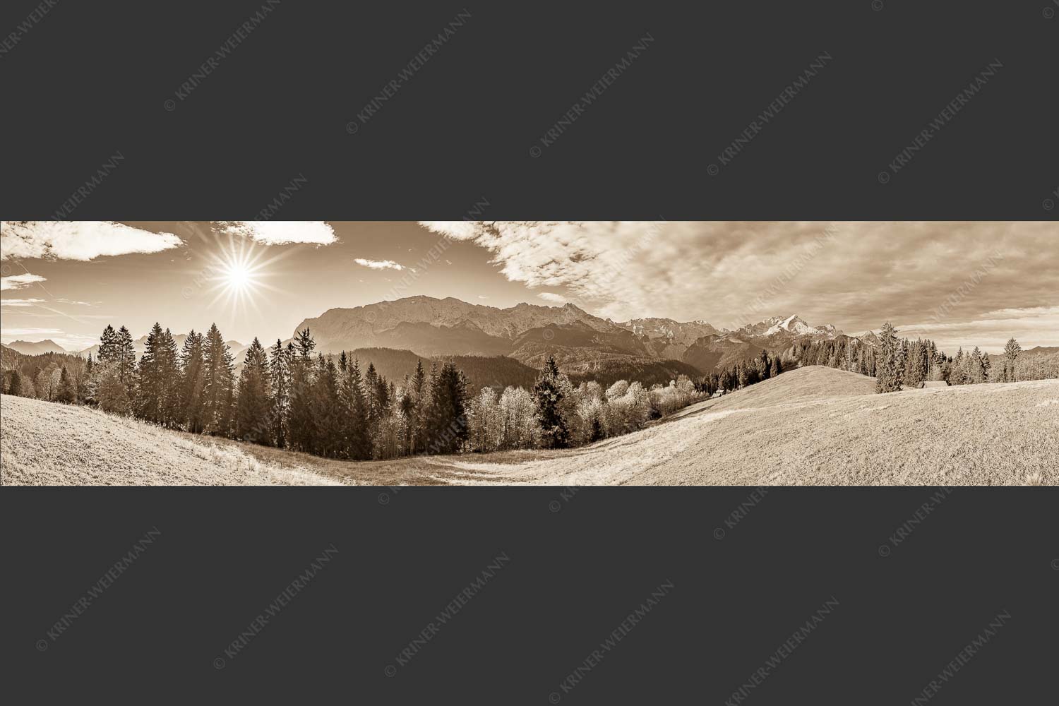 Blick über Eckbauer zum Wettersteingebirge - Eckbauer Wetterstein 4:1 sepia -- Alpspitze - mehr Infos bei www.Kriner-Weiermann.de