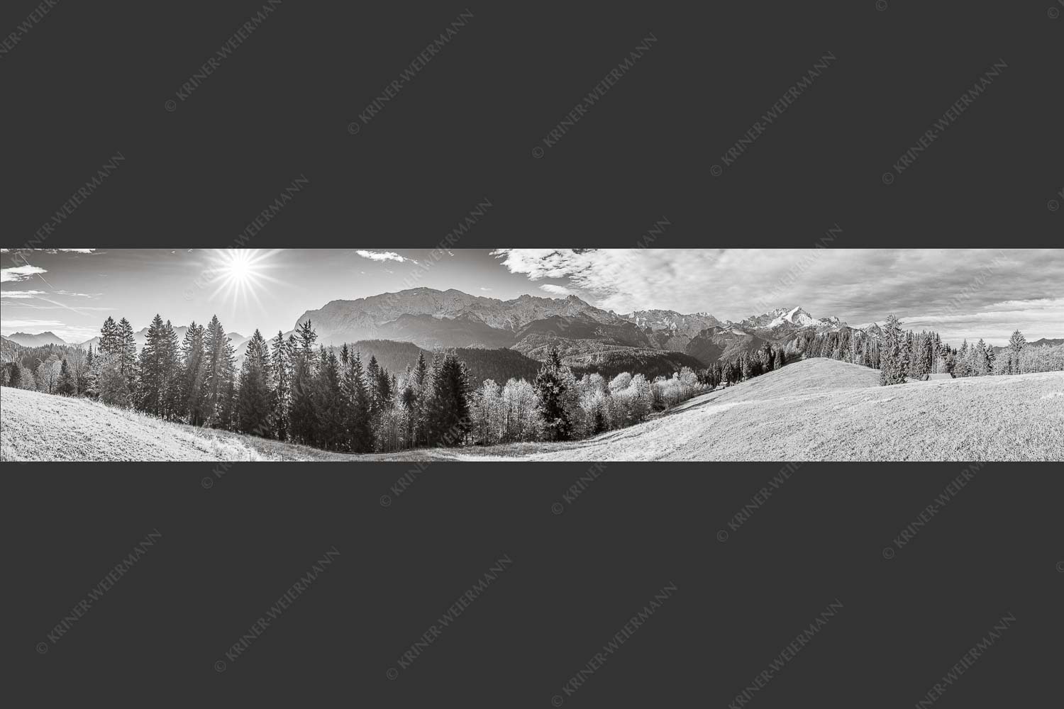 Blick über Eckbauer zum Wettersteingebirge - Eckbauer Wetterstein 5:1 sw -- Alpspitze - mehr Infos bei www.Kriner-Weiermann.de