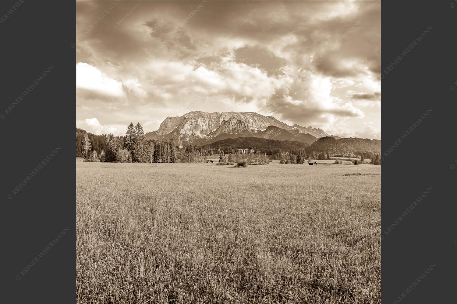 Blick zum Schloss Elmau und Wettersteingebirge - Elmauer Wiesen 1:1 sepia -- Elmauer Tal - mehr Infos bei www.Kriner-Weiermann.de