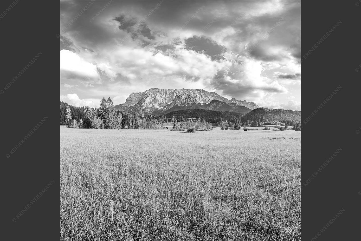 Blick zum Schloss Elmau und Wettersteingebirge - Elmauer Wiesen 1:1 sw -- Elmauer Tal - mehr Infos bei www.Kriner-Weiermann.de
