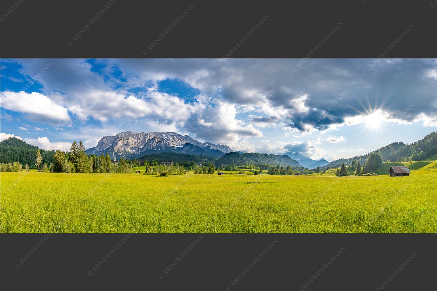 Blick zum Schloss Elmau und Wettersteingebirge - Elmauer Wiesen 2,5:1  -- Elmauer Tal - mehr Infos bei www.Kriner-Weiermann.de
