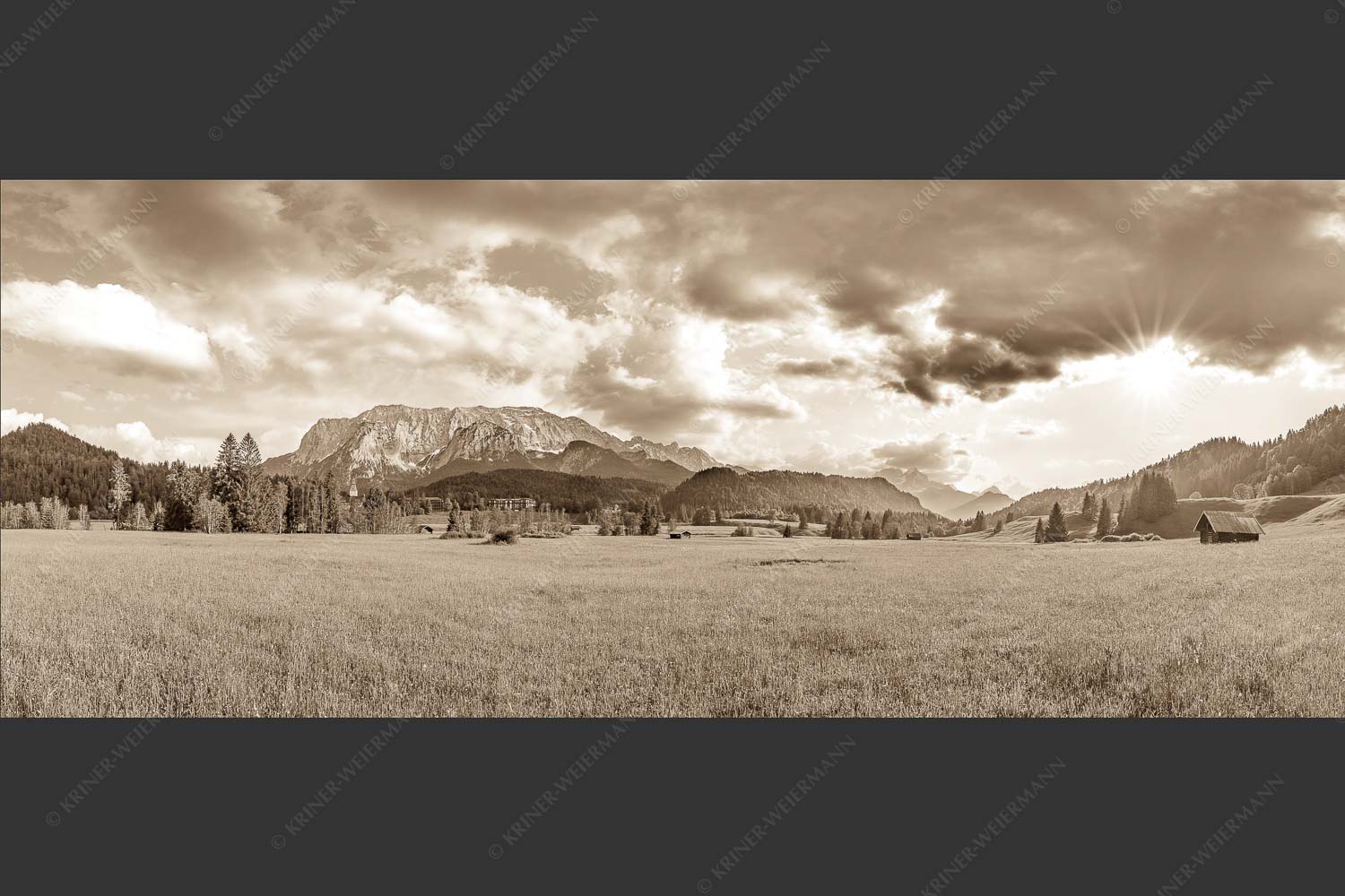 Blick zum Schloss Elmau und Wettersteingebirge - Elmauer Wiesen 2,5:1 sepia -- Elmauer Tal - mehr Infos bei www.Kriner-Weiermann.de