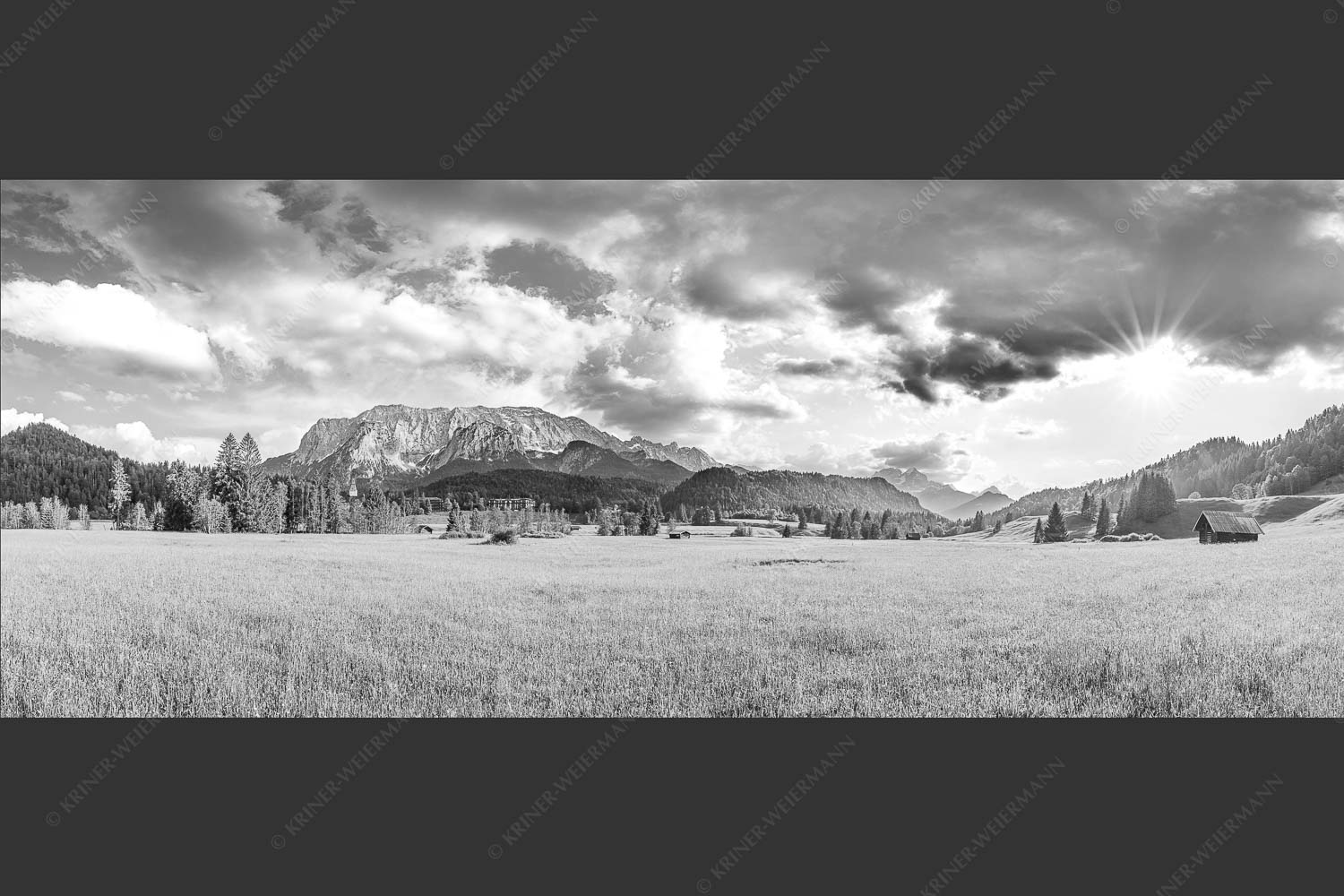 Blick zum Schloss Elmau und Wettersteingebirge - Elmauer Wiesen 2,5:1 sw -- Elmauer Tal - mehr Infos bei www.Kriner-Weiermann.de