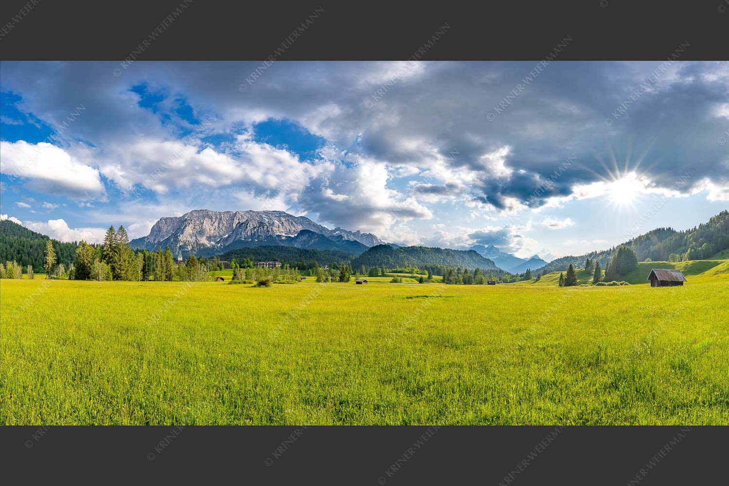 Blick zum Schloss Elmau und Wettersteingebirge - Elmauer Wiesen 2:1  -- Elmauer Tal - mehr Infos bei www.Kriner-Weiermann.de