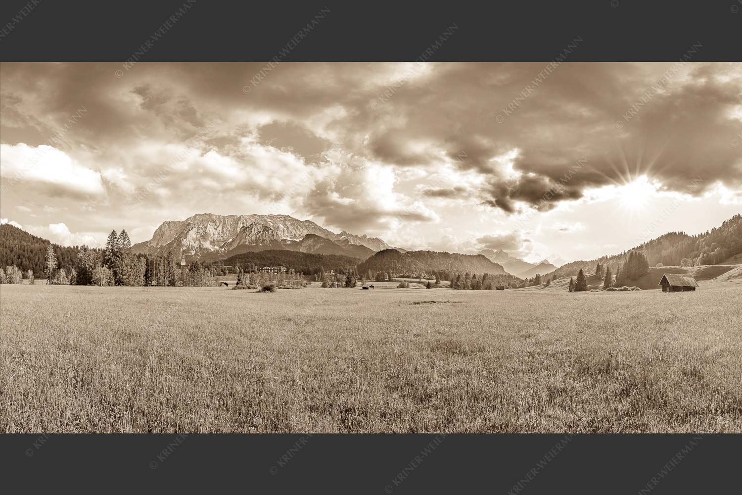Blick zum Schloss Elmau und Wettersteingebirge - Elmauer Wiesen 2:1 sepia -- Elmauer Tal - mehr Infos bei www.Kriner-Weiermann.de