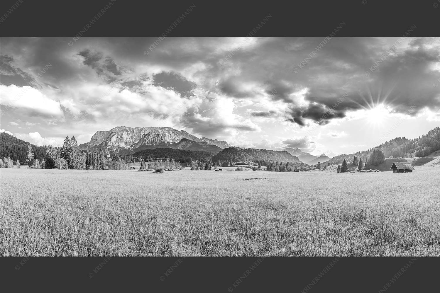 Blick zum Schloss Elmau und Wettersteingebirge - Elmauer Wiesen 2:1 sw -- Elmauer Tal - mehr Infos bei www.Kriner-Weiermann.de