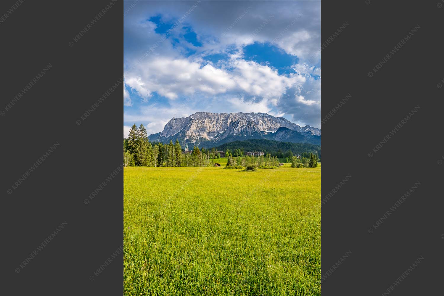Blick zum Schloss Elmau und Wettersteingebirge - Elmauer Wiesen 2:3  -- Elmauer Tal - mehr Infos bei www.Kriner-Weiermann.de
