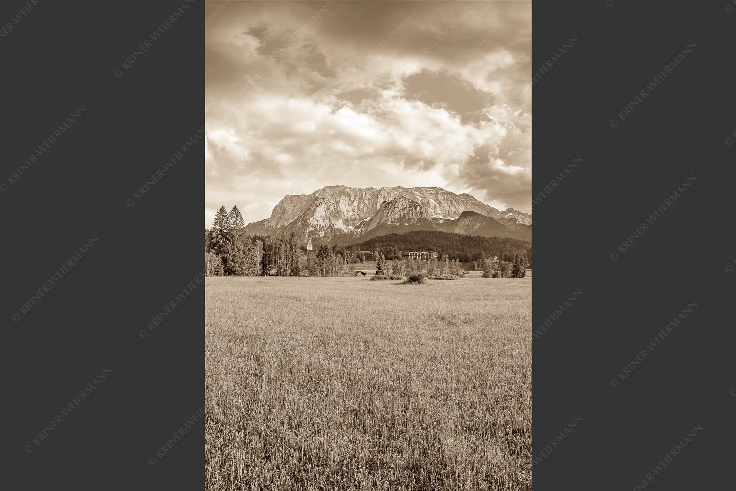 Blick zum Schloss Elmau und Wettersteingebirge - Elmauer Wiesen 2:3 sepia -- Elmauer Tal - mehr Infos bei www.Kriner-Weiermann.de
