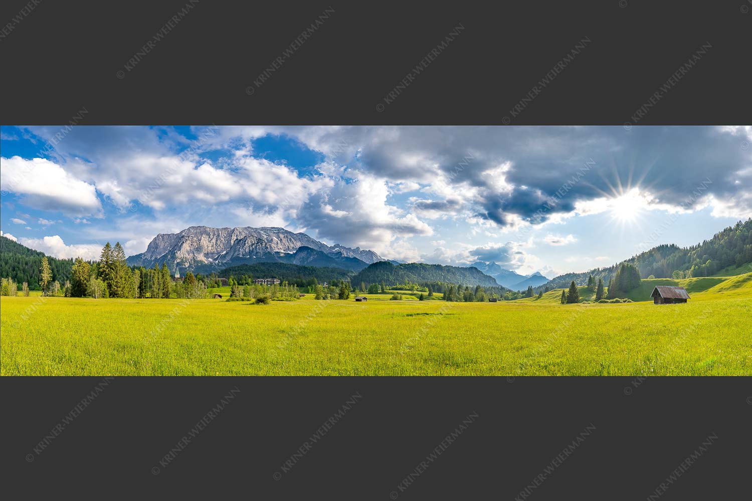 Blick zum Schloss Elmau und Wettersteingebirge - Elmauer Wiesen 3:1  -- Elmauer Tal - mehr Infos bei www.Kriner-Weiermann.de