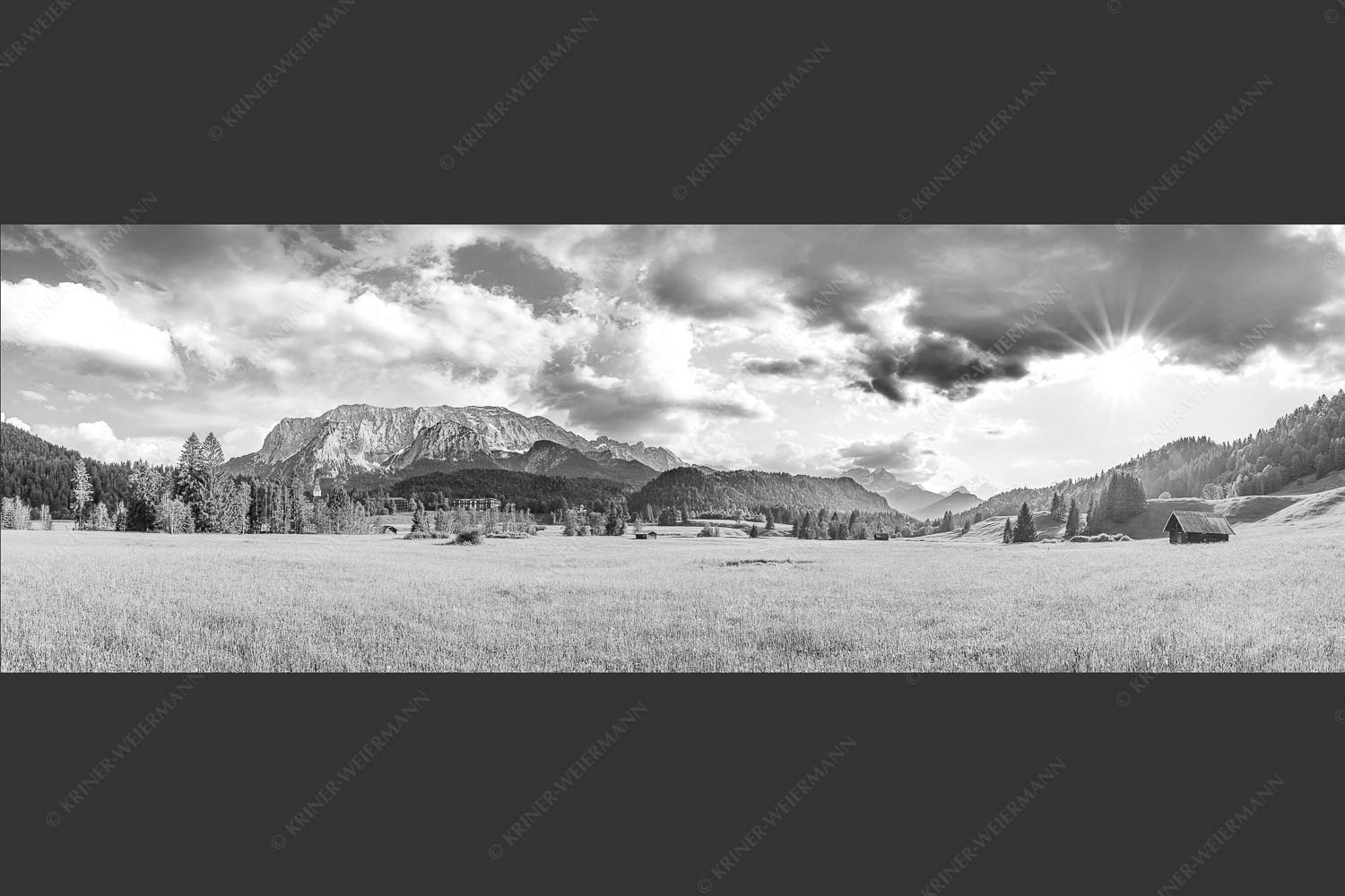 Blick zum Schloss Elmau und Wettersteingebirge - Elmauer Wiesen 3:1 sw -- Elmauer Tal - mehr Infos bei www.Kriner-Weiermann.de