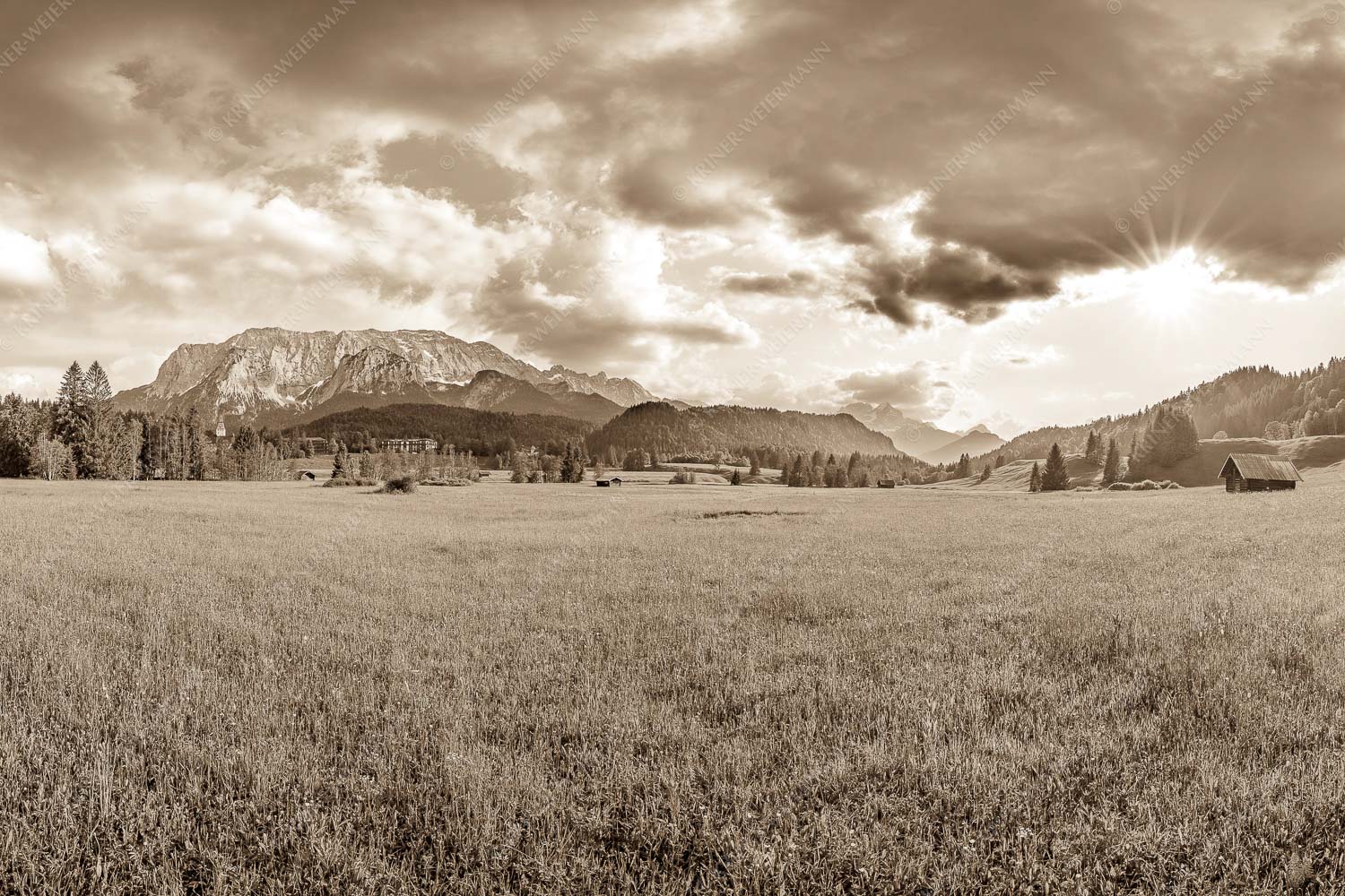 Blick zum Schloss Elmau und Wettersteingebirge - Elmauer Wiesen 3:2 sepia -- Elmauer Tal - mehr Infos bei www.Kriner-Weiermann.de