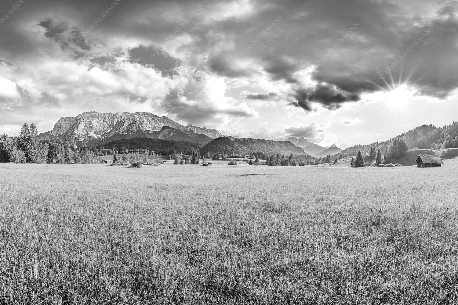 Blick zum Schloss Elmau und Wettersteingebirge - Elmauer Wiesen 3:2 sw -- Elmauer Tal - mehr Infos bei www.Kriner-Weiermann.de
