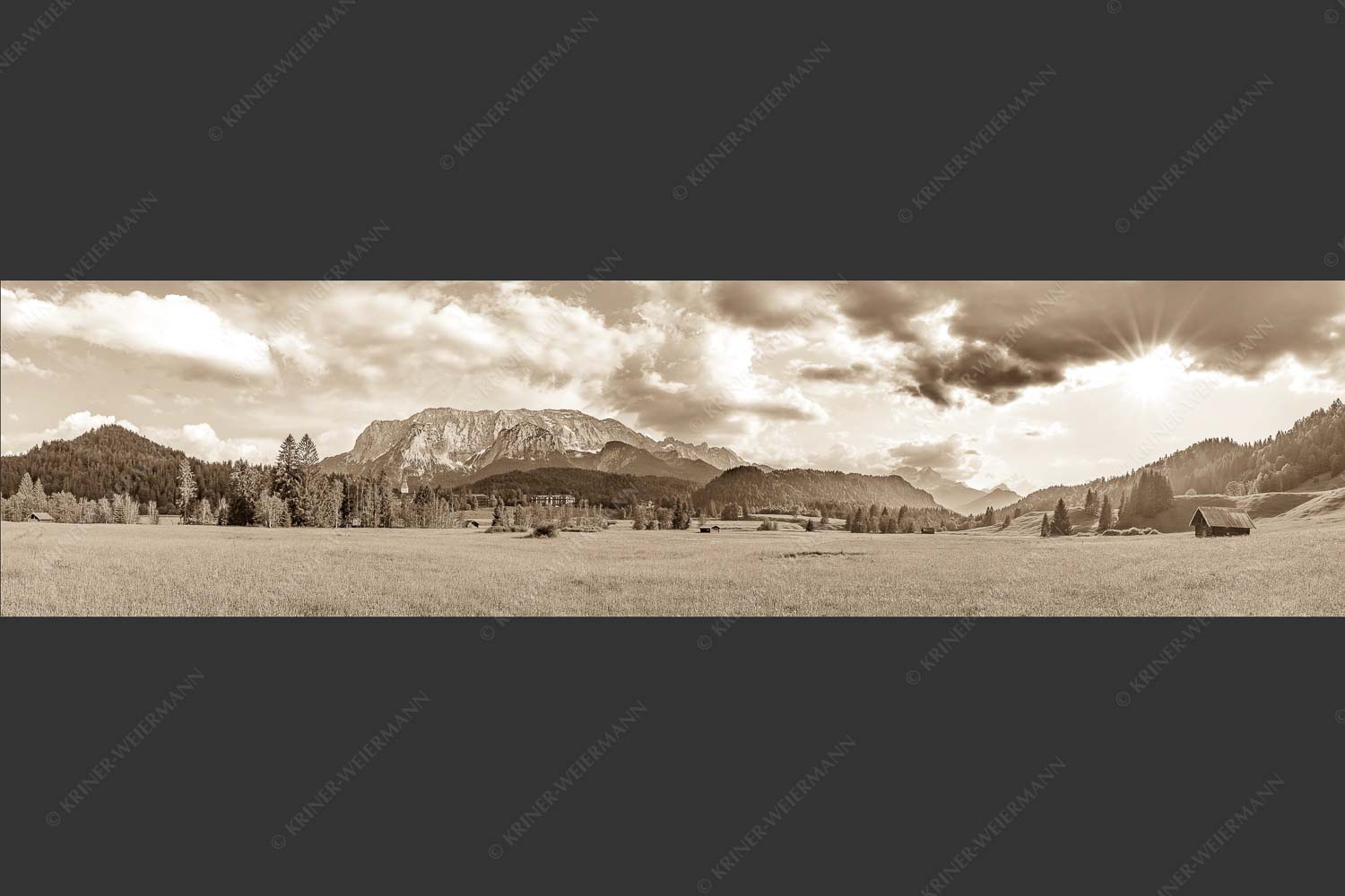 Blick zum Schloss Elmau und Wettersteingebirge - Elmauer Wiesen 4:1 sepia -- Elmauer Tal - mehr Infos bei www.Kriner-Weiermann.de