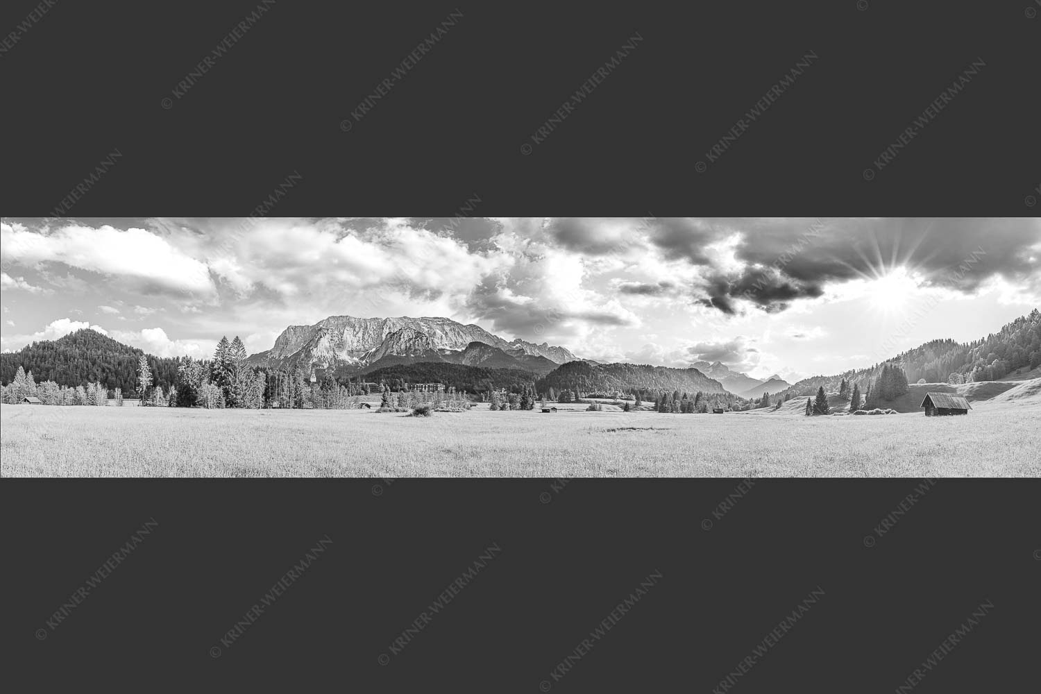 Blick zum Schloss Elmau und Wettersteingebirge - Elmauer Wiesen 4:1 sw -- Elmauer Tal - mehr Infos bei www.Kriner-Weiermann.de