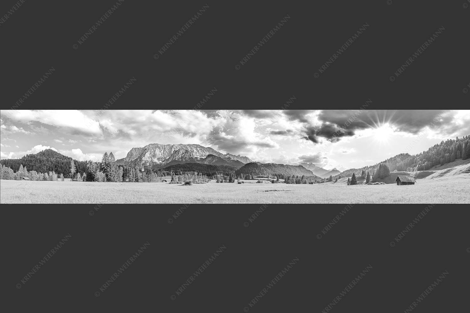 Blick zum Schloss Elmau und Wettersteingebirge - Elmauer Wiesen 5:1 sw -- Elmauer Tal - mehr Infos bei www.Kriner-Weiermann.de