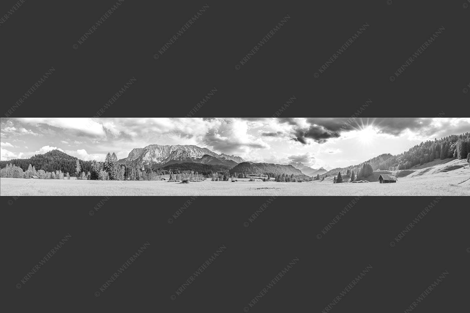 Blick zum Schloss Elmau und Wettersteingebirge - Elmauer Wiesen 6:1 sw -- Elmauer Tal - mehr Infos bei www.Kriner-Weiermann.de