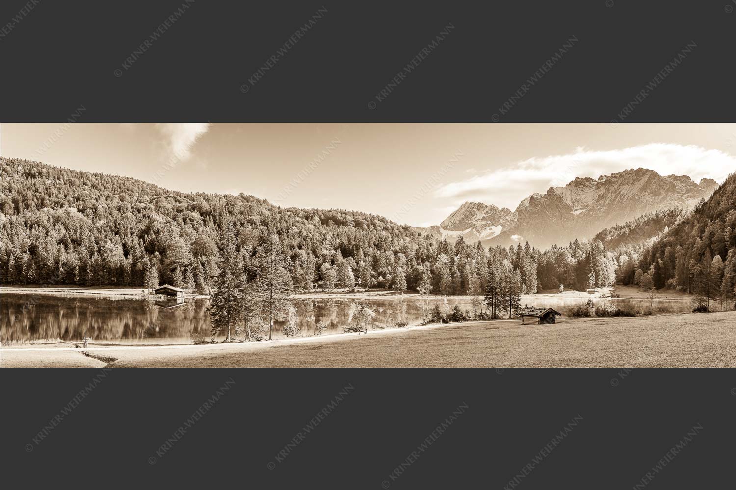 Wiese mit Stadel am Ferchensee mit Blick zum Karwendelgebirge - Ferchensee mit Karwendel 3:1 sepia -- Wörner - mehr Infos bei www.Kriner-Weiermann.de
