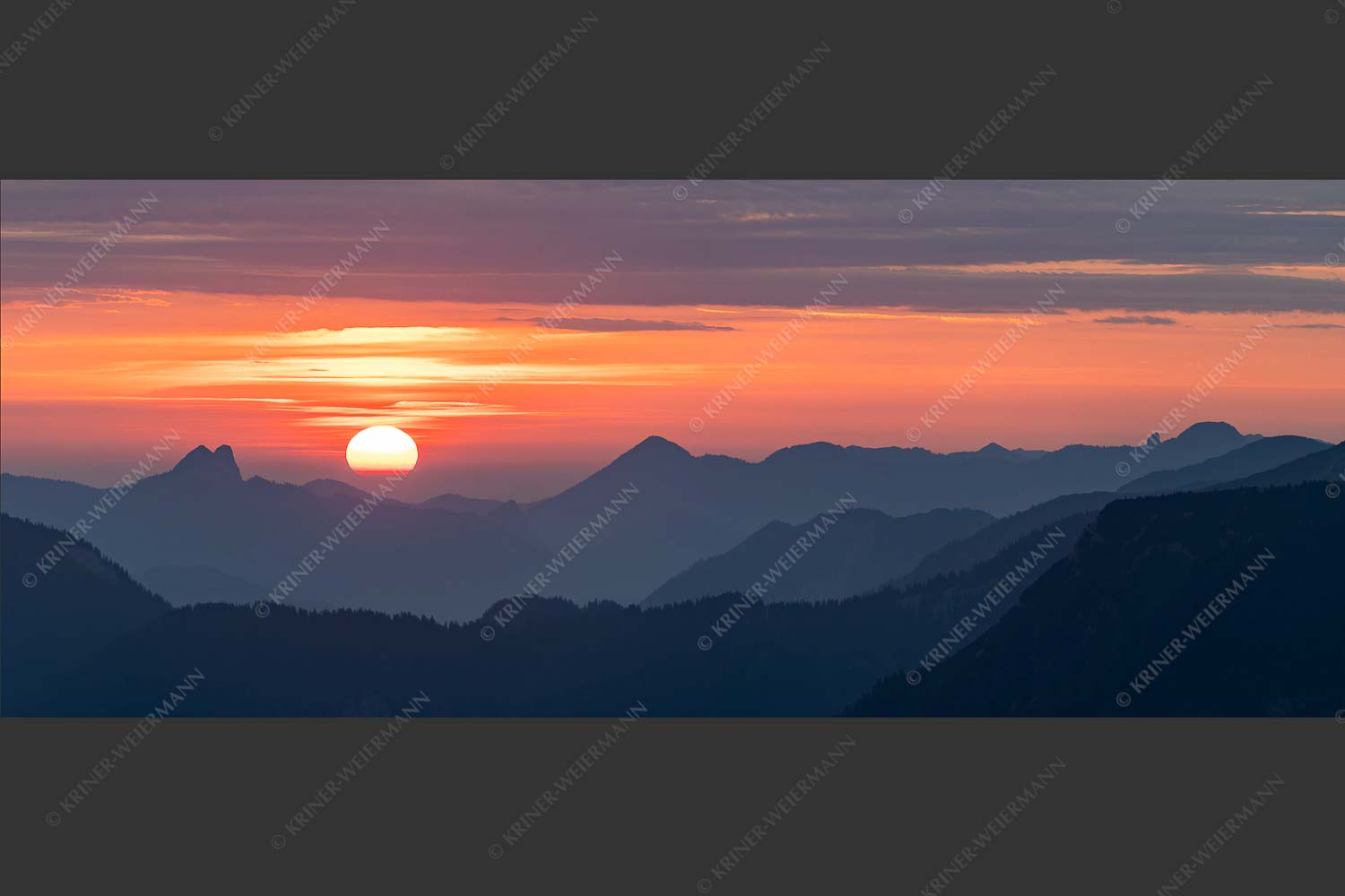 Herrlicher Sonnenaufgang über den  Bayerischen Voralpen - Feuerball 2,5:1  -- Sonnenaufgang mit Ross- und Buchstein - mehr Infos bei www.Kriner-Weiermann.de