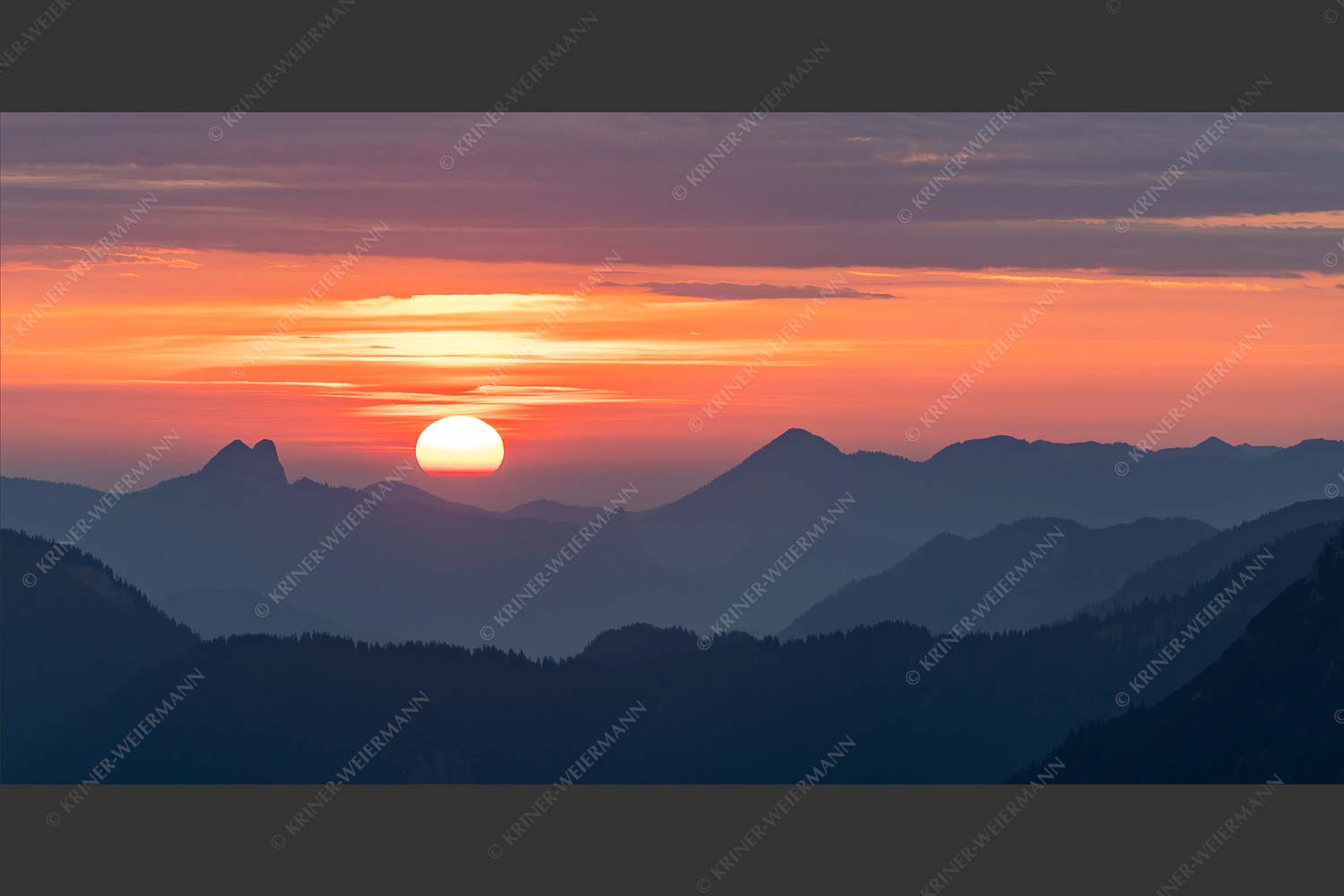 Herrlicher Sonnenaufgang über den  Bayerischen Voralpen - Feuerball 2:1  -- Sonnenaufgang mit Ross- und Buchstein - mehr Infos bei www.Kriner-Weiermann.de