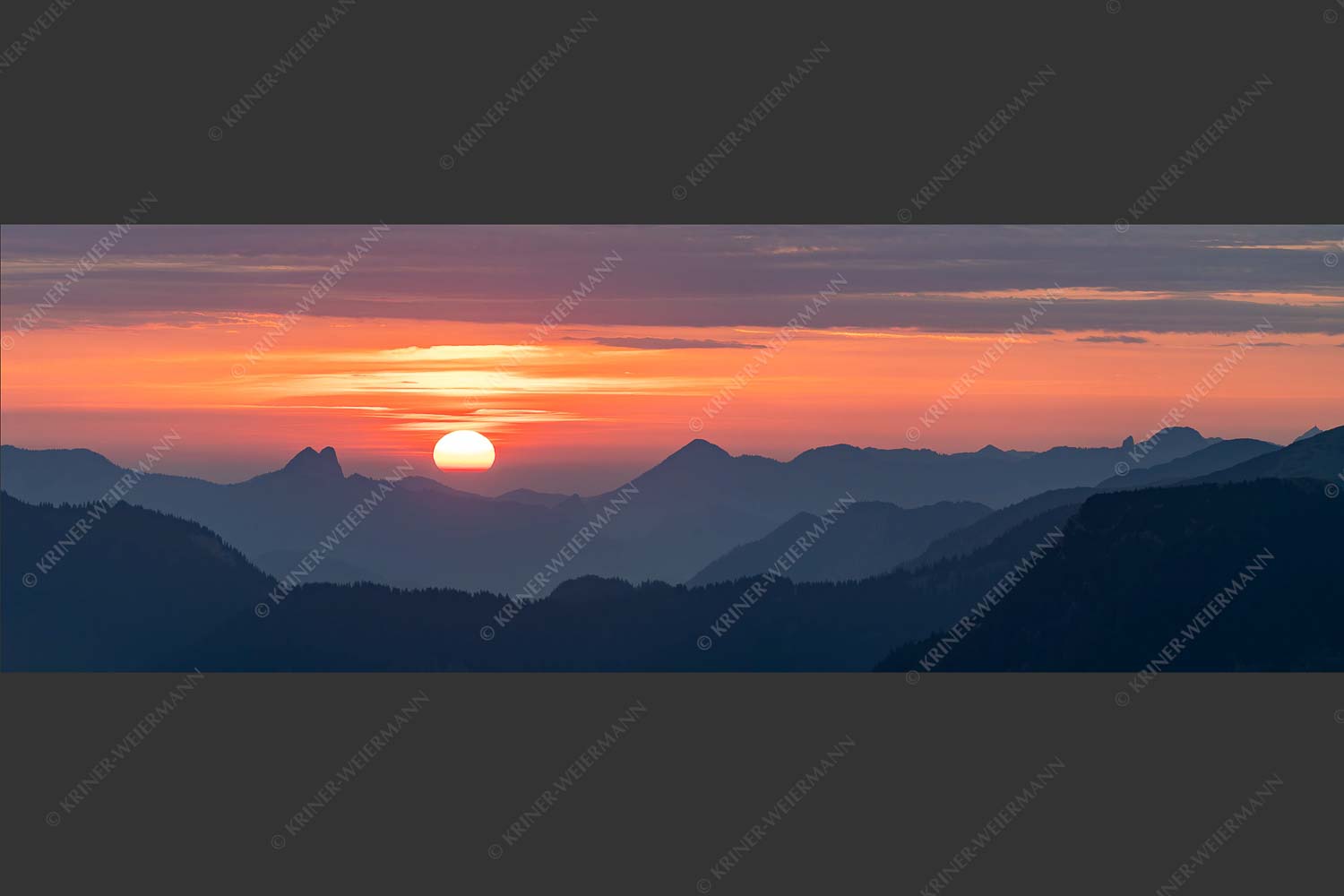 Herrlicher Sonnenaufgang über den  Bayerischen Voralpen - Feuerball 3:1  -- Sonnenaufgang mit Ross- und Buchstein - mehr Infos bei www.Kriner-Weiermann.de