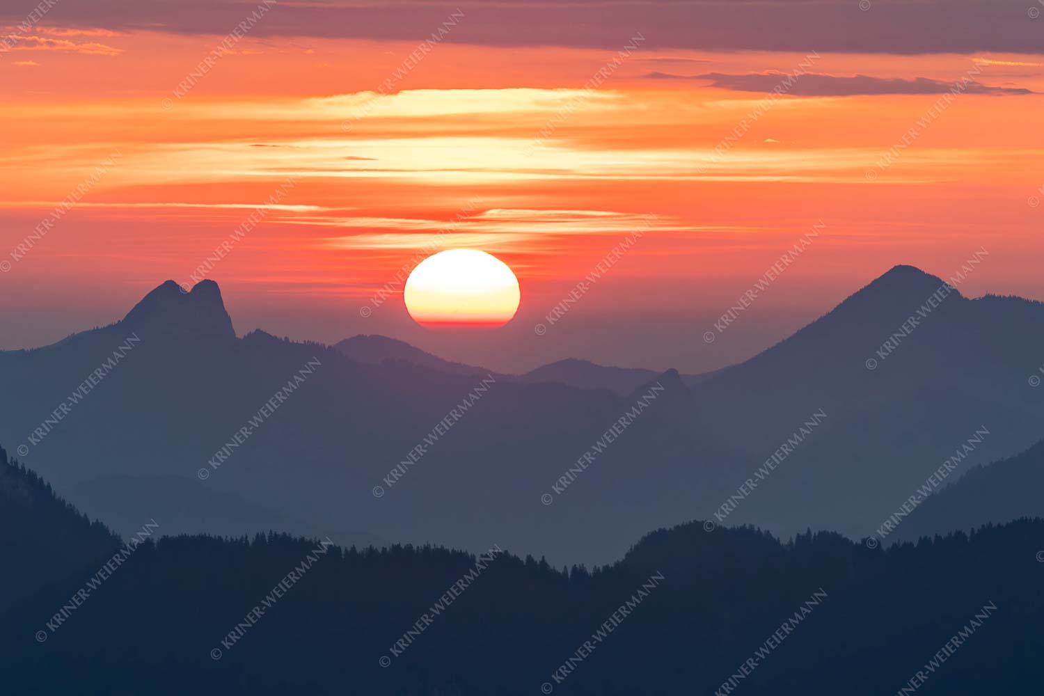 Herrlicher Sonnenaufgang über den  Bayerischen Voralpen - Feuerball 3:2  -- Sonnenaufgang mit Ross- und Buchstein - mehr Infos bei www.Kriner-Weiermann.de