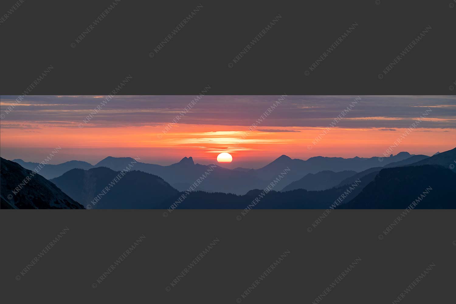 Herrlicher Sonnenaufgang über den  Bayerischen Voralpen - Feuerball 4:1  -- Sonnenaufgang mit Ross- und Buchstein - mehr Infos bei www.Kriner-Weiermann.de