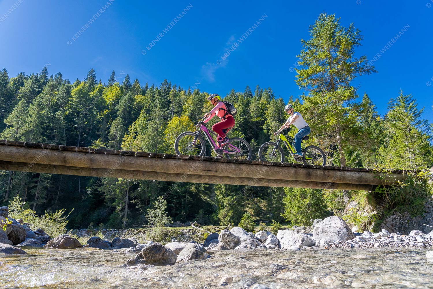 Mountainbikefahren über die Finzbrücke im Estergebirge - Finzbrücke MTB II 3:2  -- Fahrradfahren an der Finz - mehr Infos bei www.Kriner-Weiermann.de