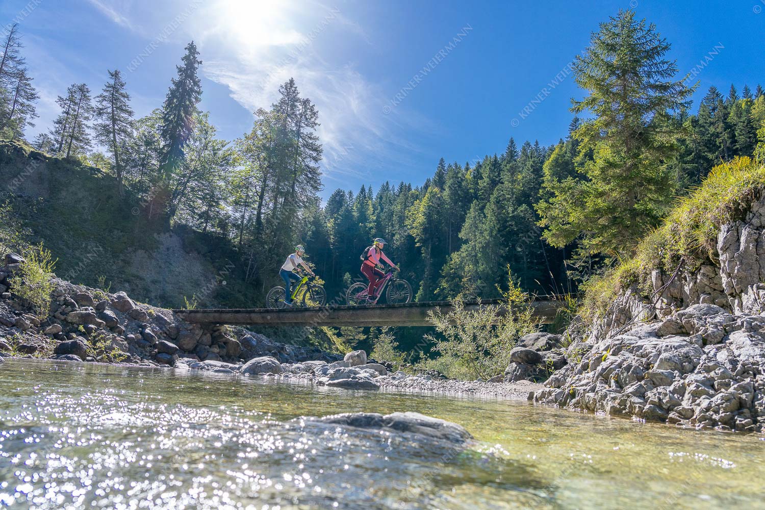 Mountainbikefahren über die Finzbrücke im Estergebirge - Finzbrücke MTB III 3:2  -- Fahrradfahren an der Finz - mehr Infos bei www.Kriner-Weiermann.de