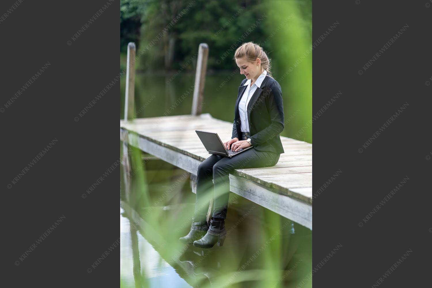 Frau mit Laptop am See - Frau mit Laptop am See I 2:3  -- Büro am See - mehr Infos bei www.Kriner-Weiermann.de