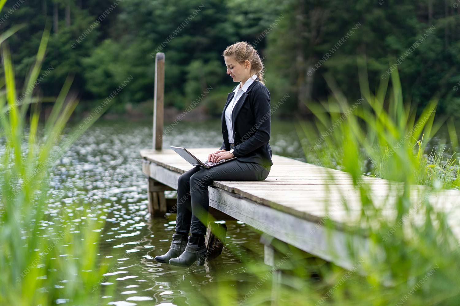 Frau mit Laptop am See - Frau mit Laptop am See II 3:2  -- Büro am See - mehr Infos bei www.Kriner-Weiermann.de