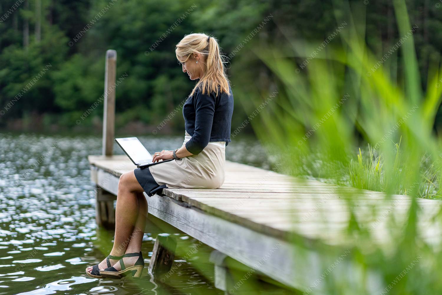 Frau mit Laptop am See - Frau mit Laptop am See III 3:2  -- Arbeiten am See - mehr Infos bei www.Kriner-Weiermann.de